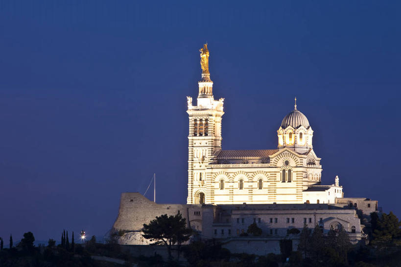 无人,教堂,横图,室外,夜晚,正面,旅游,度假,马赛,名胜古迹,植物,标志建筑,地标,建筑,雕塑,法国,欧洲,阴影,节日,遗迹,艺术,装饰,光线,雕刻,雕像,影子,灯光,古迹,文化,文物,娱乐,建设,古建筑,树,树木,蓝色,绿色,蓝天,天空,自然,工艺品,天,祈祷,享受,休闲,健康,旅游胜地,放松,许愿,宗教,信仰,生长,成长,纪念,祈求,美术,基督教,西欧,普罗旺斯,天主教,法兰西,主题,陈列,信念,古文明,法兰西共和国,首府,功能,美学,法兰西第五共和国,普罗旺斯省,普罗旺斯.阿尔卑斯.蓝色海岸,普罗旺斯.阿尔卑斯.蓝色海岸大区,平安,彩图,大教堂,礼拜堂,圣母加德大教堂