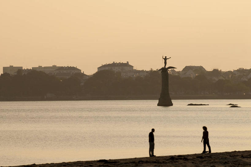 西方人,两个人,站,横图,室外,白天,侧面,旅游,度假,河流,美景,日落,树林,水,植物,雕塑,法国,欧洲,欧洲人,行人,游客,游人,波纹,服装,艺术,装饰,雕刻,雕像,河水,景观,水流,晚霞,霞光,落日,涟漪,背光,娱乐,路人,旅客,树,树木,衣服,绿色,倒影,水纹,自然,黄昏,工艺品,波浪,站着,享受,休闲,景色,彩霞,放松,服饰,生长,成长,纪念,美术,倒映,衣着,西欧,穿着,法兰西,自然风光,主题,逆光,陈列,法兰西共和国,卢瓦尔河地区,水晕,功能,美学,法兰西第五共和国,衣饰,夕照,反照,薄暮,卢瓦尔,卢瓦尔大区,卢瓦尔河大区,过客,男人,男性,年轻男性,白种人,夕阳,站立,彩图,全身,傍晚,大西洋岸卢瓦尔省,大西洋卢瓦尔省,圣纳泽尔区,斜阳