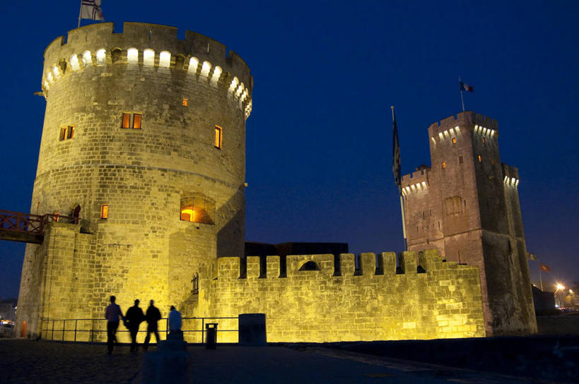 西方人,四个人,伙伴,朋友,站,横图,室外,夜晚,仰视,旅游,度假,友谊,名胜古迹,标志建筑,地标,建筑,法国,欧洲,欧洲人,阴影,服装,遗迹,光线,影子,堡垒,城堡,墙,灯光,背光,古迹,文物,娱乐,建设,古建筑,墙壁,墙面,衣服,蓝色,蓝天,天空,天,站着,享受,休闲,旅游胜地,放松,服饰,衣着,西欧,要塞,穿着,法兰西,逆光,古文明,法兰西共和国,法兰西第五共和国,衣饰,普瓦图.夏朗德,普瓦图.夏朗德大区,设防,滨海夏朗德省,拉罗谢尔,拉罗歇尔,友情,男人,男性,中年男性,白种人,站立,彩图,低角度拍摄,全身