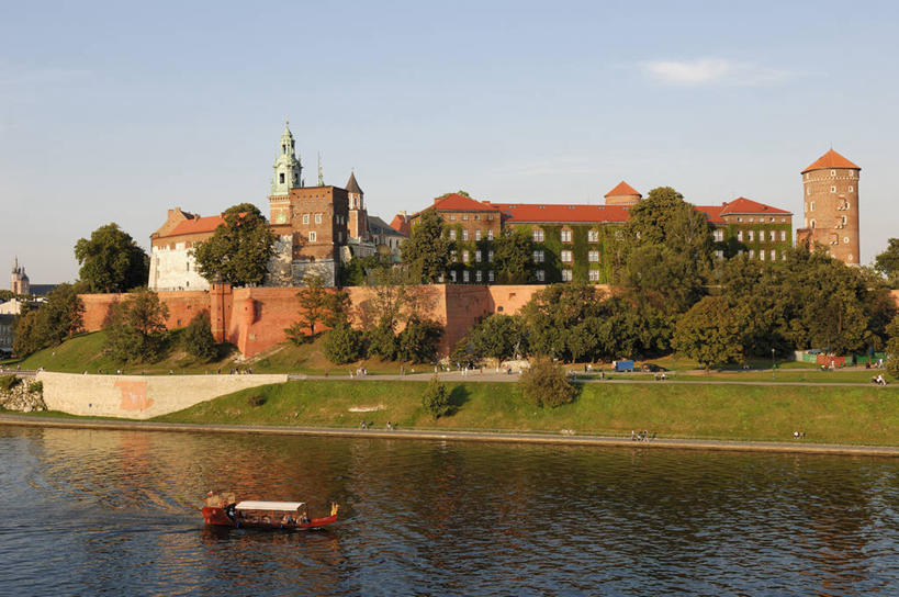 无人,家,横图,室外,白天,正面,旅游,度假,草地,草坪,名胜古迹,植物,别墅,标志建筑,地标,建筑,船,欧洲,波兰,一艘,阴影,波纹,飞溅,遗迹,溅,光线,液体,影子,堡垒,城堡,房屋,屋子,水滴,云,云朵,公寓,木船,云彩,古迹,文物,娱乐,建设,古建筑,洋房,楼房,住宅,水珠,草,树,树木,蓝色,绿色,白云,倒影,蓝天,水纹,天空,阳光,自然,船尾波,交通工具,波浪,天,享受,休闲,旅游胜地,放松,生长,晴朗,成长,倒映,舟,要塞,喷洒,载具,古文明,中欧,反照,波兰共和国,克拉科夫,维斯瓦河,设防,克拉科夫省,维斯图拉河,晴空,彩图,房子,瓦维尔山