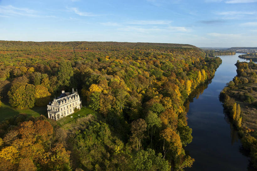 无人,家,横图,俯视,航拍,室外,白天,旅游,度假,草地,草坪,河流,名胜古迹,秋季,森林,树林,水,植物,标志建筑,地标,建筑,叶子,法国,欧洲,阴影,波纹,遗迹,光线,影子,堡垒,城堡,房屋,屋子,河水,水流,云,云朵,公寓,枯叶,落叶,涟漪,云彩,古迹,文物,娱乐,建设,古建筑,洋房,楼房,住宅,草,树,树木,蓝色,绿色,白云,倒影,蓝天,水纹,天空,阳光,自然,波浪,天,享受,休闲,旅游胜地,放松,茂密,茂盛,生长,晴朗,成长,倒映,西欧,要塞,鸟瞰,法兰西,古文明,法兰西共和国,水晕,法兰西第五共和国,反照,设防,上诺曼底,上诺曼底大区,叶,叶片,晴空,秋,秋天,彩图,高角度拍摄,房子,厄尔省,莱桑代利区,普雷萨尼洛尔盖勒