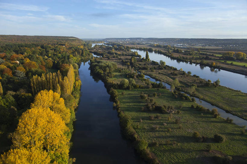 无人,横图,俯视,航拍,室外,白天,旅游,度假,草地,草坪,河流,美景,秋季,森林,树林,水,植物,叶子,法国,欧洲,阴影,波纹,光线,影子,河水,景观,水流,云,云朵,枯叶,落叶,涟漪,云彩,娱乐,草,树,树木,蓝色,绿色,白云,倒影,蓝天,水纹,天空,阳光,自然,波浪,天,享受,休闲,景色,放松,茂密,茂盛,生长,晴朗,成长,倒映,西欧,鸟瞰,法兰西,自然风光,法兰西共和国,水晕,法兰西第五共和国,反照,上诺曼底,上诺曼底大区,叶,叶片,晴空,秋,秋天,彩图,高角度拍摄,厄尔省,莱桑代利区,普雷萨尼洛尔盖勒