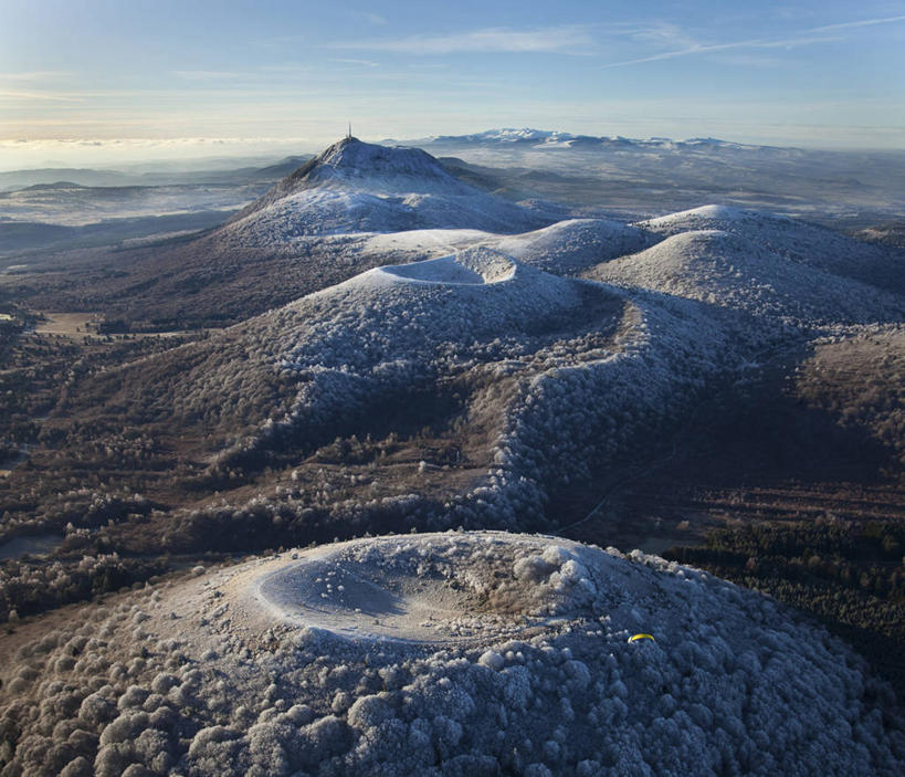 无人,横图,俯视,航拍,室外,白天,旅游,度假,火山,美景,山,雪,雪山,大雪,法国,欧洲,阴影,光线,影子,冰,积雪,景观,山顶,山峰,雪景,云,云朵,冬季,冬天,山峦,云彩,娱乐,蓝色,白云,蓝天,天空,阳光,自然,天,享受,休闲,景色,放松,寒冷,晴朗,冰冷,西欧,鸟瞰,法兰西,自然风光,法兰西共和国,法兰西第五共和国,严寒,冰凉,酷寒,凛冽,凛凛,极冷,颠峰,极峰,奥弗涅,奥弗涅大区,活火山,晴空,彩图,高角度拍摄,奥尔西内,多姆山省
