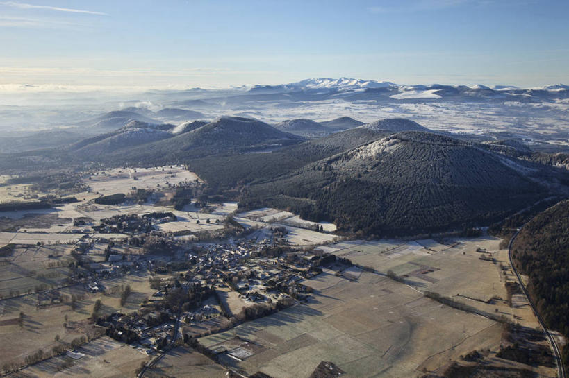 无人,横图,俯视,航拍,室外,白天,旅游,度假,火山,美景,山,雪,雪山,植物,大雪,法国,欧洲,阴影,光线,影子,冰,积雪,景观,山顶,山峰,雪景,云,云朵,冬季,冬天,山峦,云彩,娱乐,树,树木,蓝色,绿色,白云,蓝天,天空,阳光,自然,天,享受,休闲,景色,放松,寒冷,生长,晴朗,成长,冰冷,西欧,鸟瞰,法兰西,自然风光,法兰西共和国,法兰西第五共和国,严寒,冰凉,酷寒,凛冽,凛凛,极冷,颠峰,极峰,奥弗涅,奥弗涅大区,活火山,晴空,彩图,高角度拍摄,多姆山省,圣热内尚帕内尔