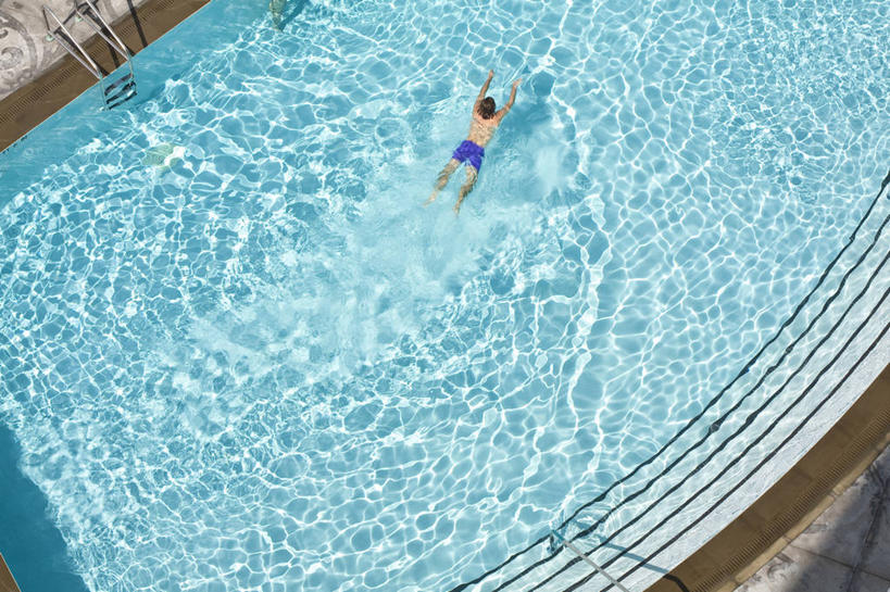 游泳,西方人,一个人,体育馆,游泳池,横图,俯视,室外,白天,旅游,度假,水,欧洲,美国,欧洲人,仅一个男性,仅一个人,阴影,泳裤,光线,影子,水池,水面,娱乐,泳池,仅一个年轻男性,阳光,享受,休闲,放松,游泳馆,北美,北美洲,美洲,佛罗里达,佛罗里达州,迈阿密,佛州,阳光州,迈阿密海滩,北亚美利加洲,亚美利加洲,泅水,棕榈海滩,拍浮,男人,男性,年轻男性,白种人,彩图,高角度拍摄,全身,美利坚合众国,棕榈滩