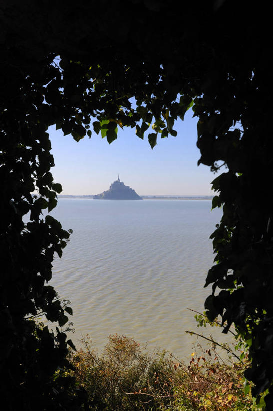 无人,竖图,室外,白天,正面,旅游,度假,草地,草坪,岛屿,海浪,海洋,名胜古迹,植物,标志建筑,地标,建筑,法国,欧洲,阴影,节日,遗迹,光线,影子,岛,浪花,古迹,文化,文物,娱乐,建设,古建筑,草,树,树木,蓝色,绿色,蓝天,天空,阳光,自然,海水,天,祈祷,享受,休闲,健康,旅游胜地,放松,许愿,宗教,信仰,生长,晴朗,成长,纪念,祈求,基督教,西欧,天主教,法兰西,修道院,海景,信念,古文明,万里无云,法兰西共和国,法兰西第五共和国,圣米歇尔山,下诺曼底,下诺曼底大区,神学院,修院,隐修院,芒什省,平安,大海,风浪,海,海水的波动,近岸浪,列岛,群岛,涌浪,诸岛,晴空,晴空万里,彩图,圣米歇尔山修道院