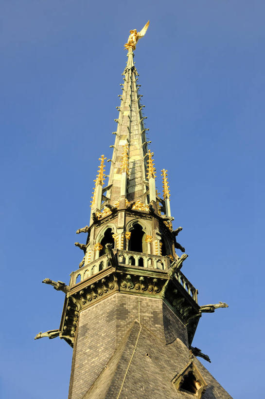 无人,竖图,室外,白天,仰视,旅游,度假,名胜古迹,标志建筑,地标,建筑,雕塑,法国,欧洲,阴影,节日,遗迹,艺术,装饰,光线,雕刻,雕像,影子,墙,古迹,文化,文物,娱乐,建设,古建筑,墙壁,墙面,蓝色,蓝天,天空,阳光,工艺品,天,祈祷,享受,休闲,健康,旅游胜地,放松,许愿,宗教,信仰,晴朗,纪念,祈求,美术,基督教,西欧,天主教,法兰西,修道院,主题,陈列,信念,古文明,万里无云,法兰西共和国,功能,美学,法兰西第五共和国,圣米歇尔山,下诺曼底,下诺曼底大区,神学院,修院,隐修院,芒什省,平安,晴空,晴空万里,彩图,低角度拍摄,圣米歇尔山修道院