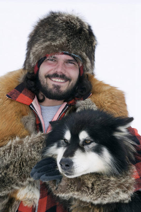 西方人,胡须,一个人,抱,笑,微笑,露齿笑,竖图,室外,白天,正面,宠物,狗,帽子,欧洲,欧洲人,仅一个男性,仅一个人,仅一个中年男性,服装,注视,休闲装,一只,衣服,动物,观察,看,休闲,休闲服,可爱,哈士奇,哈士奇犬,服饰,抱着,观看,察看,搂着,关注,西伯利亚雪橇犬,雪橇犬,忠诚,棉帽,哈士奇狗,西伯利亚哈士奇,男人,男性,中年男性,白种人,胡子,络腮胡,犬,怀抱,搂,搂抱,相抱,拥抱,半身,彩图,西伯利亚犬