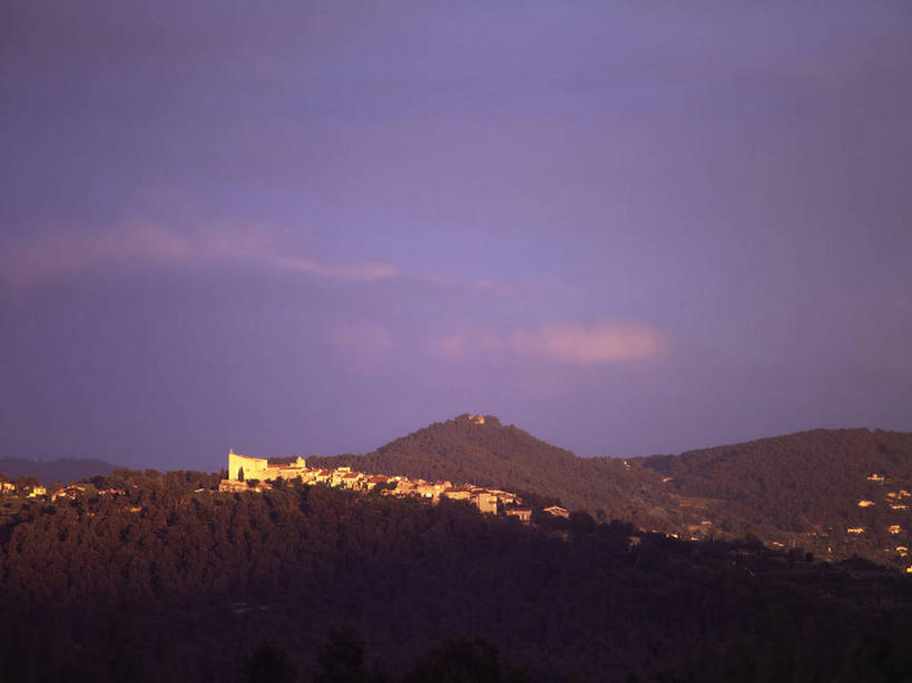 无人,家,横图,室外,白天,正面,旅游,度假,美景,日落,森林,山,山脉,树林,植物,法国,欧洲,房屋,屋子,景观,山峰,晚霞,霞光,落日,山峦,娱乐,楼房,住宅,树,树木,绿色,自然,黄昏,群山,享受,休闲,景色,彩霞,放松,生长,成长,西欧,法兰西,自然风光,瓦尔省,法兰西共和国,法兰西第五共和国,夕照,薄暮,普罗旺斯.阿尔卑斯.蓝色海岸,普罗旺斯.阿尔卑斯.蓝色海岸大区,夕阳,彩图,傍晚,房子,土伦区,斜阳,莱卡斯泰莱,邦多