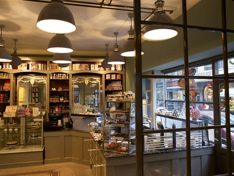 无人,商店,横图,室内,白天,正面,窗户,柜子,照明,阴影,光线,影子,墙,灯光,储物柜,置物架,商铺,茶楼,吊灯,玻璃窗,架子,墙壁,墙面,灯,灯具,茶馆,茶室,照亮,照明设备,储存,陈列架,市肆,商号,茶房,茶肆,搁架,储备,蕴藏,贮备,彩图,店铺,贮存