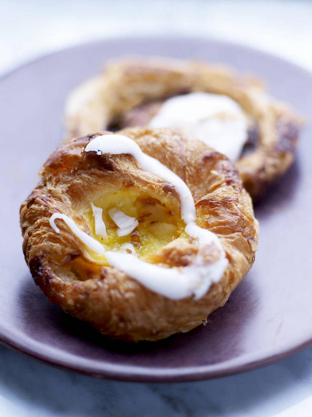 点心,面包,无人,竖图,俯视,室内,特写,白天,餐桌,桌子,餐具,阴影,朦胧,模糊,反射,碟子,盘,影子,食品,面点,食物,糕点,两个,一个,盘子,碟,单个,餐台,彩图,高角度拍摄,甜面包