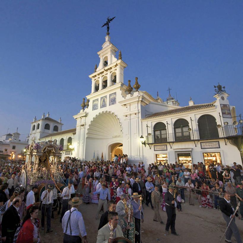 西方人,教堂,走,方图,室外,白天,仰视,旅游,度假,名胜古迹,标志建筑,地标,建筑,西班牙,欧洲,欧洲人,阴影,服装,节日,遗迹,光线,影子,灯光,许多人,古迹,文化,文物,娱乐,建设,古建筑,安达卢西亚,塞维利亚,衣服,蓝色,蓝天,天空,天,祈祷,一群人,享受,休闲,健康,旅游胜地,放松,许愿,宗教,服饰,信仰,晴朗,纪念,祈求,基督教,衣着,穿着,南欧,天主教,安达鲁西亚,信念,古文明,塞维尔,万里无云,首府,西班牙王国,安达卢西亚自治区,衣饰,平安,男人,男性,年轻男性,年轻女性,女人,女性,中年男性,中年女性,白种人,晴空,晴空万里,步行,散步,走路,半身,彩图,低角度拍摄,大教堂,礼拜堂,圣灵降临节,五旬节