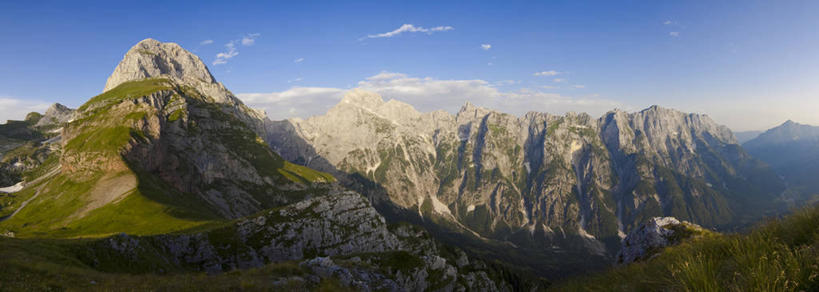 无人,公园,横图,全景,俯视,室外,白天,旅游,度假,草地,草坪,石头,美景,山,山脉,天际线,植物,欧洲,斯洛文尼亚,阴影,光线,石子,影子,景观,山顶,山峰,云,云朵,山峦,云彩,娱乐,草,蓝色,绿色,白云,蓝天,天空,阳光,自然,群山,天,享受,休闲,景色,放松,晴朗,国家公园,自然风光,中欧,斯洛文尼亚共和国,颠峰,极峰,特里格拉夫国家公园,石块,岩石,晴空,彩图,高角度拍摄