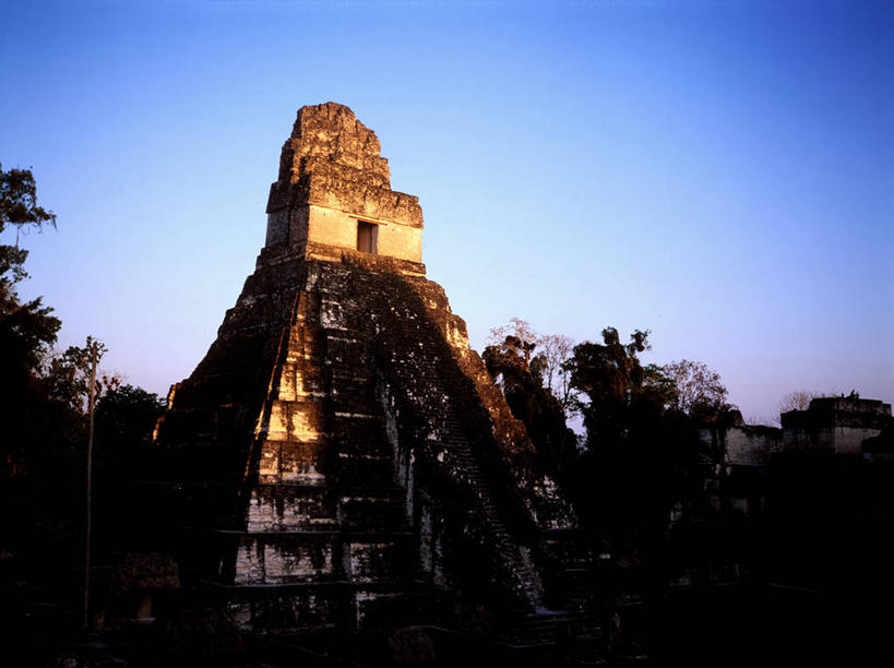 无人,公园,寺庙,横图,室外,白天,仰视,旅游,度假,名胜古迹,日落,树林,植物,标志建筑,地标,建筑,危地马拉,节日,遗迹,晚霞,霞光,落日,古迹,文化,文物,娱乐,建设,古建筑,树,树木,蓝色,绿色,蓝天,天空,自然,黄昏,庙宇,天,祈祷,享受,休闲,健康,旅游胜地,彩霞,放松,许愿,宗教,佛教,信仰,生长,成长,纪念,祈求,北美,北美洲,国家公园,美洲,古文明,北亚美利加洲,亚美利加洲,危地马拉共和国,瓜地马拉,蒂卡尔国家公园,释教,夕照,薄暮,蒂卡尔,蒂卡尔玛雅遗址,蒂卡尔遗址,佩腾省,平安,夕阳,彩图,低角度拍摄,傍晚,庙,寺,斜阳,北碇,北碇省,贝登省,佩腾