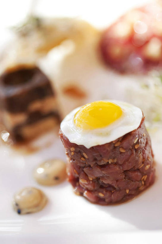 内脏,肝脏,无人,竖图,俯视,室内,特写,白天,烹饪,西餐,餐桌,桌子,阴影,朦胧,模糊,反射,影子,蛋,蛋黄,调味,鸡蛋,肉,香料,芝麻,佐料,牛肉,料理,食品,菜肴,美食,肉类,食物,西式,佳肴,餐台,配料,肉食,草鸡蛋,脂麻,胡麻,白麻,巨胜子,作料,油麻,卵,鹅肝,肝,彩图,高角度拍摄,鹅肥肝,法国菜,本鸡蛋,笨鸡蛋,柴鸡蛋,山鸡蛋,土鸡蛋