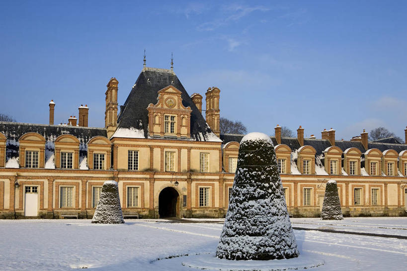 无人,横图,室外,白天,正面,旅游,度假,雪,大雪,窗户,标志建筑,道路,地标,建筑,路,法国,欧洲,一排,许多,阴影,整齐,并列,并排,光线,影子,柱子,堡垒,城堡,墙,屋顶,积雪,雪景,云,云朵,冬季,冬天,小路,交通,很多,云彩,顶棚,娱乐,建设,玻璃窗,墙壁,墙面,排列,蓝色,灰色,白云,蓝天,天空,阳光,天,享受,休闲,旅游胜地,放松,寒冷,晴朗,西欧,要塞,队列,法兰西,平行,法兰西共和国,法兰西第五共和国,严寒,法兰西岛,枫丹白露,枫丹白露镇,法兰西岛大区,设防,塞纳.马恩省,晴空,彩图