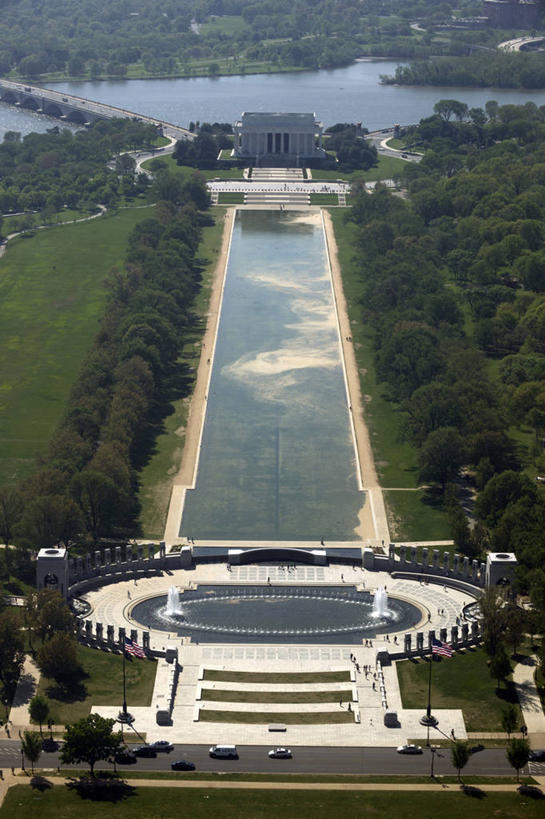 无人,竖图,俯视,航拍,室外,白天,旅游,度假,草地,草坪,植物,楼梯,标志建筑,道路,地标,建筑,路,喷泉,美国,阴影,光线,影子,阶梯,景观,纪念馆,小路,交通,首都,文化,娱乐,建设,台阶,草,树,树木,绿色,阳光,自然,品味,享受,休闲,旅游胜地,放松,生长,成长,北美,北美洲,鸟瞰,美洲,水景,林肯纪念堂,华盛顿特区,林肯纪念碑,华盛顿哥伦比亚特区,华府,北亚美利加洲,亚美利加洲,美观,林肯纪念馆,设计,彩图,高角度拍摄,美利坚合众国