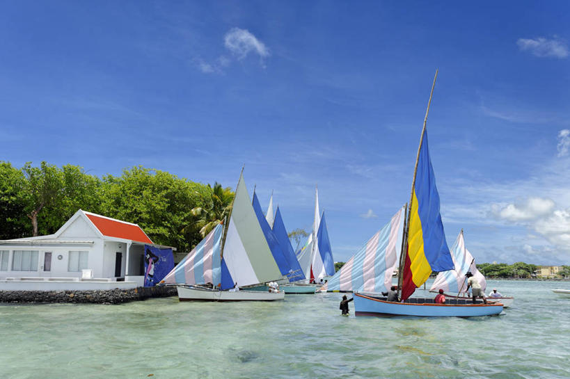 帆船,无人,家,横图,室外,白天,正面,旅游,度假,海浪,海洋,美景,沙滩,植物,船,非洲,毛里求斯,许多,阴影,光线,沙子,影子,房屋,墙,屋子,海岸,景观,浪花,云,云朵,沙地,很多,云彩,娱乐,楼房,墙壁,墙面,住宅,树,树木,排列,蓝色,绿色,白色,白云,蓝天,天空,阳光,自然,海水,交通工具,天,享受,休闲,景色,放松,生长,晴朗,成长,自然风光,载具,海景,阿非利加洲,摆列,毛里求斯共和国,大海,风浪,海,海水的波动,海滩,近岸浪,涌浪,晴空,彩图,房子,布列,分列,大港区