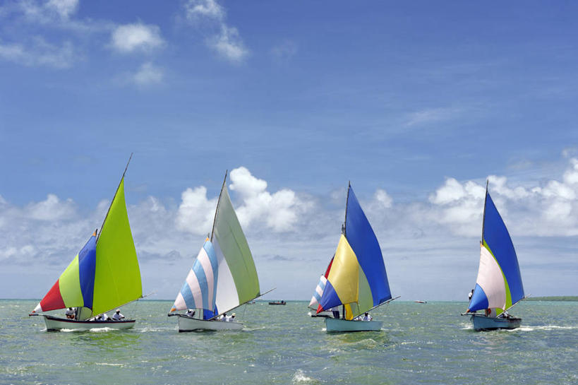 帆船,无人,横图,室外,白天,正面,旅游,度假,海浪,海洋,美景,沙滩,船,非洲,毛里求斯,一排,阴影,整齐,光线,沙子,影子,海岸,景观,浪花,云,云朵,沙地,云彩,娱乐,排列,蓝色,白云,蓝天,天空,阳光,自然,海水,交通工具,天,享受,休闲,景色,放松,晴朗,四艘,队列,自然风光,载具,海景,阿非利加洲,毛里求斯共和国,大海,风浪,海,海水的波动,海滩,近岸浪,涌浪,晴空,彩图,大港区