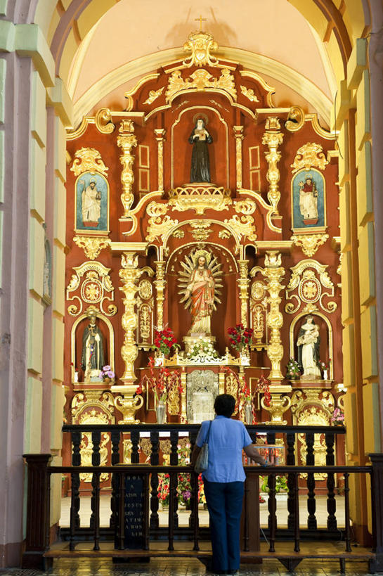 西方人,一个人,教堂,栏杆,站,竖图,室内,白天,旅游,度假,名胜古迹,植物,地板,标志建筑,地标,建筑,豆,雕塑,欧洲,欧洲人,仅一个年轻女性,仅一个女性,仅一个人,一排,许多,行人,游客,游人,阴影,服装,节日,遗迹,艺术,整齐,装饰,并列,并排,反射,雕刻,雕像,影子,围栏,豆类,豆子,地面,很多,休闲装,古迹,文化,文物,娱乐,建设,古建筑,护栏,路人,旅客,木地板,排列,背面,衣服,工艺品,祈祷,站着,享受,休闲,健康,休闲服,旅游胜地,放松,许愿,宗教,服饰,信仰,纪念,祈求,美术,队列,主题,平行,陈列,信念,古文明,豆科,功能,美学,哈巴豆,利马豆,马达加斯加豆,缅甸豆,洋扁豆,仰光豆,过客,平安,年轻女性,女人,女性,白种人,站立,彩图,全身,大教堂,礼拜堂