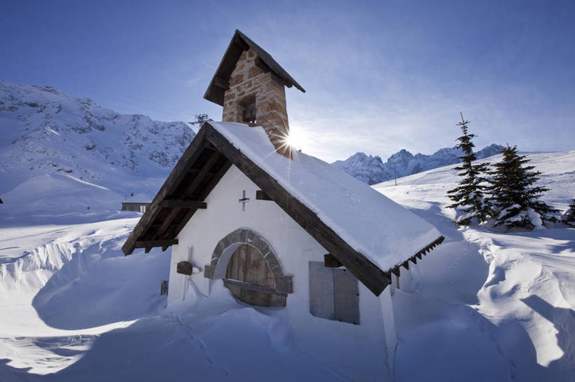 无人,家,横图,室外,白天,正面,旅游,度假,美景,山,雪,雪山,植物,大雪,法国,欧洲,阴影,光线,影子,房屋,屋顶,屋子,冰,积雪,景观,山峰,雪景,冬季,冬天,山峦,顶棚,娱乐,楼房,住宅,树,树木,蓝色,绿色,蓝天,天空,阳光,自然,天,享受,休闲,景色,放松,寒冷,生长,晴朗,成长,冰冷,西欧,法兰西,自然风光,万里无云,法兰西共和国,法兰西第五共和国,严寒,冰凉,酷寒,凛冽,凛凛,极冷,普罗旺斯.阿尔卑斯.蓝色海岸,普罗旺斯.阿尔卑斯.蓝色海岸大区,上阿尔卑斯省,晴空,晴空万里,彩图,房子,勒莫内蒂耶莱班,布里昂松区
