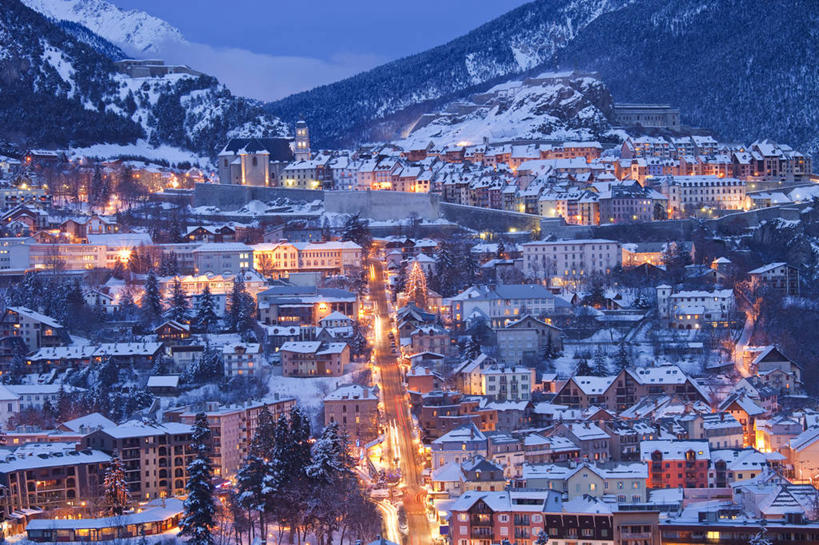 无人,家,教堂,横图,俯视,室外,白天,旅游,度假,美景,日落,山,雪,雪山,植物,大雪,路灯,照明,法国,欧洲,节日,房屋,屋顶,屋子,冰,积雪,景观,山峰,晚霞,霞光,雪景,冬季,冬天,落日,灯光,山峦,顶棚,文化,娱乐,楼房,住宅,灯,树,树木,绿色,自然,黄昏,祈祷,享受,休闲,健康,景色,彩霞,放松,寒冷,许愿,宗教,信仰,生长,成长,纪念,祈求,照亮,冰冷,照明设备,西欧,法兰西,自然风光,信念,法兰西共和国,法兰西第五共和国,严寒,冰凉,酷寒,凛冽,凛凛,极冷,夕照,薄暮,普罗旺斯.阿尔卑斯.蓝色海岸,普罗旺斯.阿尔卑斯.蓝色海岸大区,上阿尔卑斯省,平安,夕阳,彩图,高角度拍摄,傍晚,房子,大教堂,礼拜堂,斜阳,拉萨尔莱阿尔佩,布里昂松区