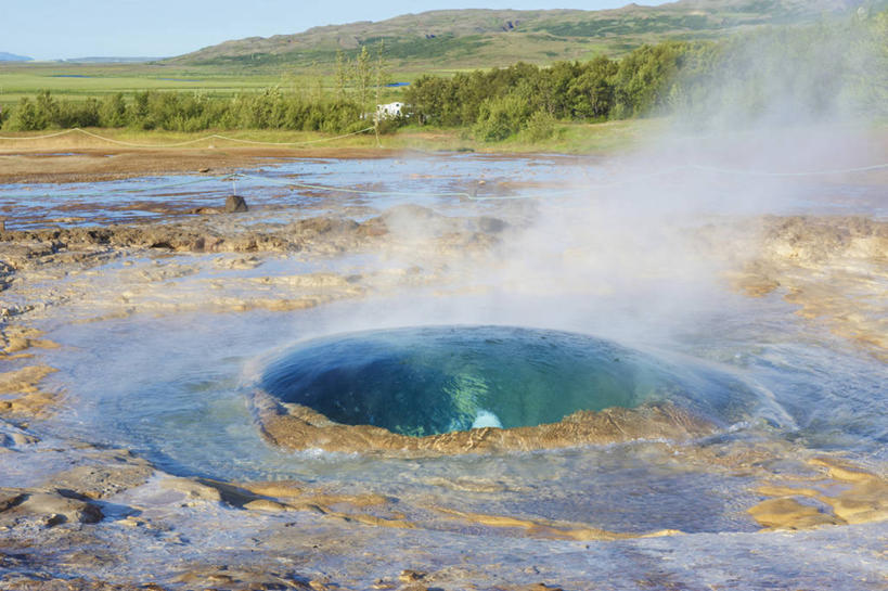 无人,横图,室外,白天,正面,旅游,度假,草地,草坪,美景,温泉,植物,雾,欧洲,冰岛,阴影,沸腾,光线,蒸汽,影子,池塘,景观,水池,水蒸气,雾气,首都,娱乐,草,树,树木,绿色,阳光,自然,享受,休闲,温暖,景色,放松,泉水,生长,温和,成长,气体,自然风光,北欧,冰岛共和国,蒸发,雷克雅未克,地热,彩图,史托克间歇泉