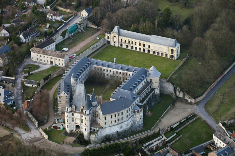 无人,家,横图,俯视,航拍,室外,白天,旅游,度假,草地,草坪,名胜古迹,植物,标志建筑,道路,地标,建筑,路,法国,欧洲,阴影,遗迹,光线,影子,堡垒,城堡,房屋,墙,屋顶,屋子,小路,交通,顶棚,古迹,文物,娱乐,建设,古建筑,楼房,墙壁,墙面,住宅,草,树,树木,绿色,白色,灰色,阳光,自然,享受,休闲,旅游胜地,放松,生长,成长,西欧,要塞,鸟瞰,法兰西,古文明,法兰西共和国,法兰西第五共和国,设防,上诺曼底,上诺曼底大区,彩图,高角度拍摄,房子,厄尔省,莱桑代利区,盖隆