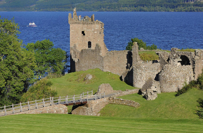 无人,栏杆,横图,俯视,室外,白天,旅游,度假,草地,草坪,河流,名胜古迹,水,植物,标志建筑,地标,建筑,船,英国,欧洲,一艘,阴影,波纹,飞溅,遗迹,溅,光线,木板,液体,影子,堡垒,城堡,墙,河水,水滴,水流,围栏,桥,木船,木桥,古迹,文物,娱乐,建设,古建筑,护栏,苏格兰,墙壁,墙面,栈桥,水珠,草,树,树木,绿色,灰色,水纹,阳光,自然,船尾波,交通工具,波浪,享受,休闲,旅游胜地,放松,生长,成长,人行桥,木板桥,舟,西欧,要塞,喷洒,载具,大不列颠,古文明,大不列颠及北爱尔兰联合王国,苏格兰王国,设防,内斯湖,尼斯湖,彩图,高角度拍摄,大不列颠王国,大英帝国,联合王国,日不落帝国