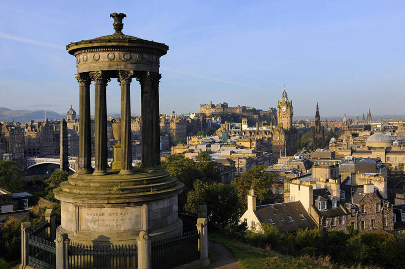 无人,家,横图,室外,白天,正面,旅游,度假,草地,草坪,名胜古迹,植物,标志建筑,地标,建筑,英国,欧洲,阴影,遗迹,光线,影子,堡垒,城堡,房屋,屋顶,屋子,塔,首都,顶棚,古迹,文物,娱乐,建设,古建筑,楼房,苏格兰,住宅,草,树,树木,蓝色,绿色,蓝天,天空,阳光,自然,天,享受,休闲,旅游胜地,放松,生长,晴朗,成长,西欧,要塞,大不列颠,古文明,大不列颠及北爱尔兰联合王国,万里无云,首府,苏格兰王国,爱丁堡,设防,卡尔顿山,晴空,晴空万里,彩图,房子,爱丁堡新城,大不列颠王国,大英帝国,联合王国,日不落帝国