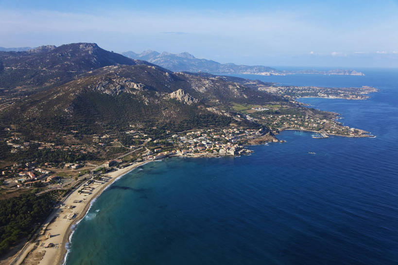 无人,家,横图,俯视,航拍,室外,白天,旅游,度假,草地,草坪,海浪,海洋,美景,沙滩,山,山脉,植物,法国,欧洲,阴影,光线,沙子,影子,房屋,屋子,海岸,景观,浪花,山峰,云,云朵,沙地,山峦,云彩,娱乐,楼房,住宅,草,树,树木,蓝色,绿色,白云,蓝天,天空,阳光,自然,海水,群山,天,享受,休闲,景色,放松,生长,晴朗,成长,科西嘉,科西嘉岛,西欧,鸟瞰,法兰西,自然风光,海景,法兰西共和国,法兰西第五共和国,科西嘉大区,大海,风浪,海,海水的波动,海滩,近岸浪,涌浪,晴空,彩图,高角度拍摄,房子,上科西嘉