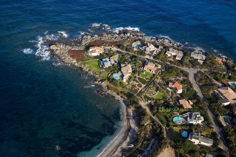 无人,家,横图,俯视,室外,白天,旅游,度假,草地,草坪,海浪,海洋,礁石,石头,美景,沙滩,植物,道路,路,法国,欧洲,阴影,光线,沙子,石子,影子,房屋,屋子,海岸,景观,浪花,小路,交通,沙地,娱乐,楼房,住宅,草,树,树木,绿色,阳光,自然,海水,享受,休闲,景色,放松,生长,成长,科西嘉,科西嘉岛,西欧,法兰西,自然风光,海景,法兰西共和国,法兰西第五共和国,科西嘉大区,大海,风浪,海,海水的波动,海滩,礁,近岸浪,石块,岩石,涌浪,彩图,高角度拍摄,房子,上科西嘉