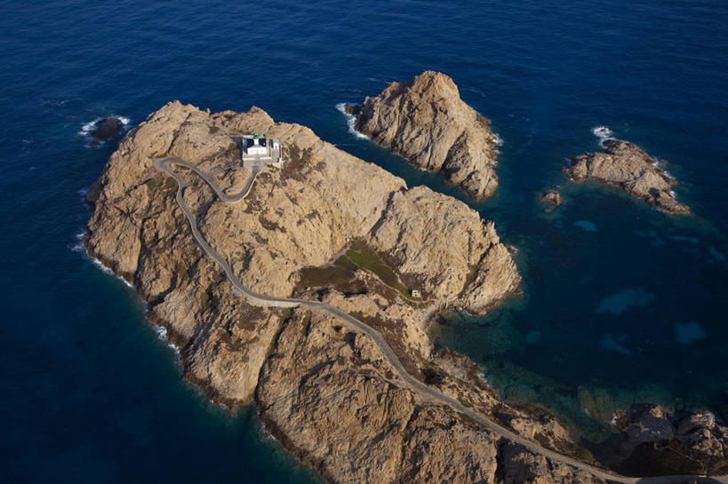 无人,横图,俯视,航拍,室外,白天,旅游,度假,海浪,海洋,礁石,石头,美景,道路,法国,欧洲,阴影,光线,信息,石子,影子,景观,浪花,悬崖,灯塔,交通,方向,娱乐,阳光,自然,海水,享受,休闲,景色,放松,引导,指引,科西嘉,科西嘉岛,西欧,鸟瞰,法兰西,自然风光,海景,法兰西共和国,法兰西第五共和国,绝壁,航标,科西嘉大区,大海,风浪,海,海水的波动,礁,近岸浪,石块,岩石,涌浪,彩图,高角度拍摄,上科西嘉,导航