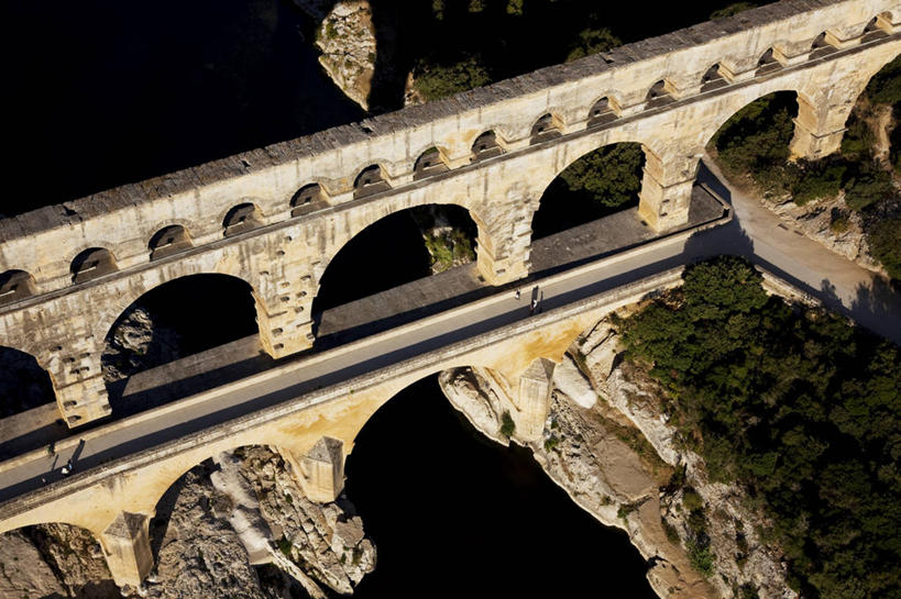 无人,横图,俯视,航拍,室外,白天,旅游,度假,草地,草坪,河流,山,山脉,水,植物,标志建筑,地标,建筑,桥梁,法国,欧洲,阴影,光线,影子,河水,山峰,水流,桥,山峦,娱乐,建设,石桥,拱桥,草,树,树木,绿色,倒影,阳光,自然,群山,享受,休闲,旅游胜地,放松,拱形,生长,成长,人行桥,石拱桥,倒映,西欧,鸟瞰,法兰西,加德桥,法兰西共和国,加尔桥,法兰西第五共和国,加尔省,反照,彩图,高角度拍摄