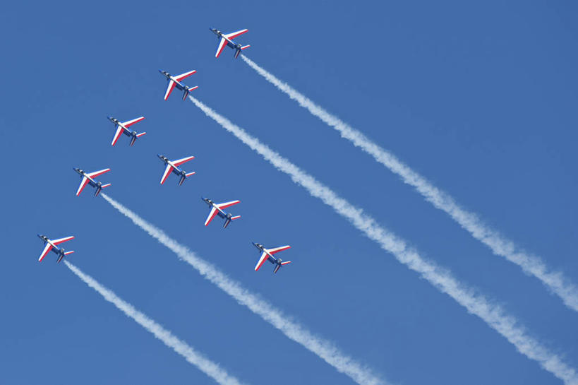无人,横图,室外,白天,仰视,度假,美景,城市风光,城市,飞机,法国,欧洲,许多,阴影,光线,影子,景观,烟雾,很多,娱乐,航空,排列,蓝色,蓝天,天空,阳光,交通工具,天,享受,休闲,景色,放松,战争,空军,晴朗,污染,废气,战斗机,布列塔尼,西欧,法兰西,载具,轰炸机,军用机,飞机尾迹,军用战斗机,尾迹云,机尾云,飞机拉烟,云带,尾迹,万里无云,法兰西共和国,机尾迹,飞机尾气,法兰西第五共和国,摆列,布列塔尼地区,莫尔比昂省,晴空,晴空万里,彩图,低角度拍摄,瓦讷区,布列,分列,默孔