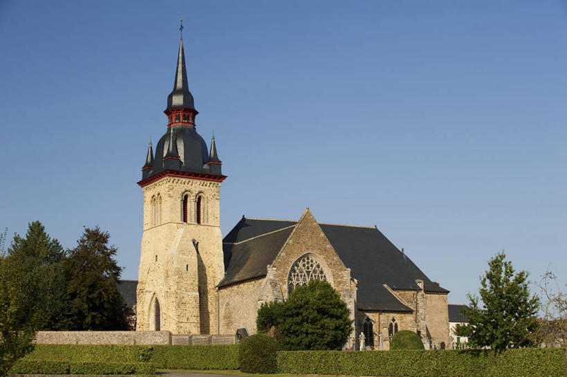 无人,教堂,横图,室外,白天,仰视,旅游,度假,草地,草坪,名胜古迹,植物,标志建筑,地标,建筑,法国,欧洲,阴影,节日,遗迹,时间,光线,时钟,影子,墙,屋顶,钟楼,计时,顶棚,古迹,文化,文物,娱乐,建设,古建筑,墙壁,墙面,草,树,树木,蓝色,绿色,灰色,蓝天,天空,阳光,自然,钟表,天,祈祷,享受,休闲,健康,表,旅游胜地,放松,许愿,宗教,信仰,生长,晴朗,成长,纪念,祈求,布列塔尼,西欧,法兰西,信念,古文明,万里无云,法兰西共和国,法兰西第五共和国,塔钟,布列塔尼地区,伊勒.维莱讷省,平安,钟,晴空,晴空万里,彩图,低角度拍摄,大教堂,礼拜堂,大圣梅昂,雷恩区