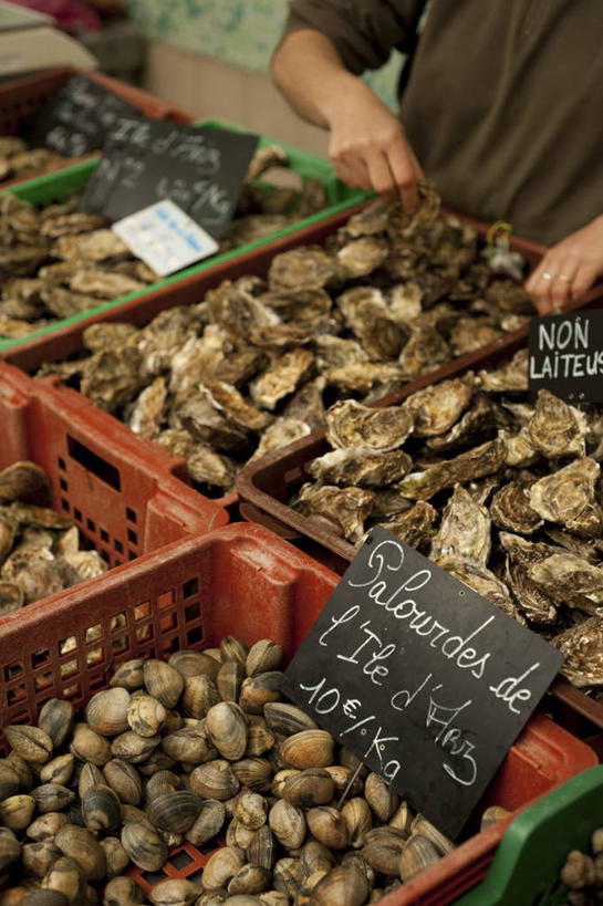 海鲜,西方人,一个人,店员,菜场,站,竖图,俯视,室内,白天,购物,度假,消费,美景,城市风光,城市,法国,欧洲,欧洲人,仅一个男性,仅一个人,一堆,一排,许多,握,阴影,堆叠,堆积,服装,整齐,并列,并排,光线,篮子,影子,塑料,景观,牡蛎,集市,市场,很多,休闲装,娱乐,水产,海洋生物,排列,仅一个年轻男性,衣服,阳光,容器,塑料制品,站着,营业员,享受,休闲,休闲服,景色,放松,握着,金融,服饰,储藏,堆,生蚝,布列塔尼,西欧,储存,队列,法兰西,水生动物,海产品,平行,水生物,选购,贸易,海底动物,法兰西共和国,法兰西第五共和国,销售人员,布列塔尼地区,菜市,莫尔比昂省,男人,男性,年轻男性,白种人,售货员,站立,半身,彩图,高角度拍摄,菜市场,瓦讷区,贮存