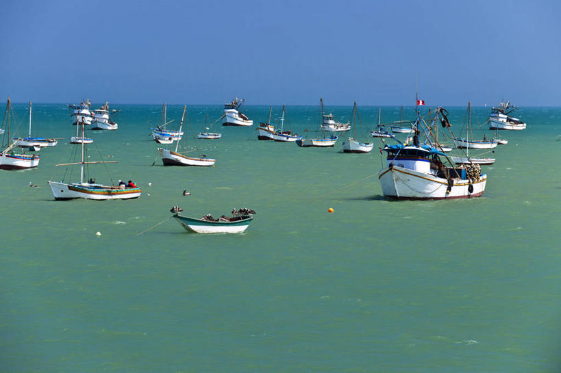 无人,横图,室外,白天,正面,旅游,度假,海浪,海洋,美景,船,秘鲁,一排,许多,阴影,波纹,飞溅,整齐,并列,并排,溅,光线,液体,影子,景观,浪花,水滴,木船,很多,娱乐,水珠,排列,蓝色,绿色,蓝天,水纹,天空,阳光,自然,海水,船尾波,交通工具,波浪,天,享受,休闲,景色,南美,放松,晴朗,南美洲,舟,拉丁美洲,队列,喷洒,自然风光,载具,美洲,平行,海景,万里无云,秘鲁共和国,亚美利加洲,南亚美利加洲,玉米之仓,大海,风浪,海,海水的波动,近岸浪,涌浪,晴空,晴空万里,彩图,皮乌拉,皮乌拉省