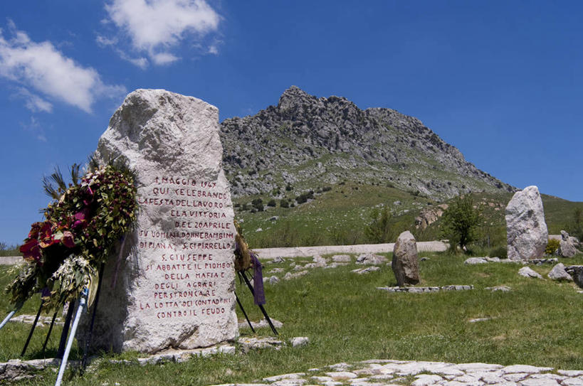 无人,横图,室外,白天,正面,旅游,度假,草地,草坪,石头,美景,山,山脉,植物,意大利,欧洲,阴影,装饰,盛开,光线,花环,石子,影子,景观,山峰,悬崖,云,云朵,山峦,花蕾,云彩,娱乐,草,花,花瓣,花朵,鲜花,一个,蓝色,绿色,白云,蓝天,天空,阳光,自然,群山,天,花苞,花蕊,享受,休闲,墓地,景色,放松,晴朗,单个,华丽,修饰,点缀,坟墓,陵墓,西西里,南欧,自然风光,坟场,意大利共和国,西西里岛,衬托,美观,雅致,雅观,绝壁,石块,岩石,晴空,彩图,巴勒莫省,皮亚纳德利亚尔巴内西
