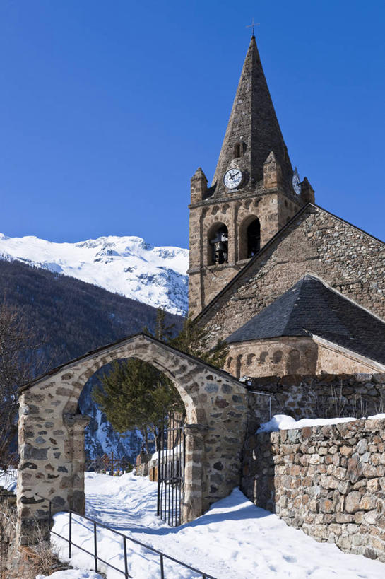 无人,教堂,栏杆,竖图,室外,白天,仰视,旅游,度假,建材,名胜古迹,雪,大雪,标志建筑,道路,地标,建筑,路,法国,欧洲,阴影,节日,遗迹,光线,材料,影子,砖,砖块,墙,积雪,雪景,冬季,冬天,围栏,小路,交通,古迹,文化,文物,娱乐,建设,古建筑,护栏,墙壁,墙面,蓝色,灰色,蓝天,天空,阳光,天,祈祷,享受,休闲,健康,砖头,旅游胜地,放松,寒冷,许愿,宗教,建造,信仰,晴朗,纪念,祈求,西欧,法兰西,信念,古文明,万里无云,法兰西共和国,法兰西第五共和国,严寒,普罗旺斯.阿尔卑斯.蓝色海岸,普罗旺斯.阿尔卑斯.蓝色海岸大区,上阿尔卑斯省,平安,石料,晴空,晴空万里,彩图,低角度拍摄,大教堂,礼拜堂,砌墙砖,拉格拉夫,布里昂松区