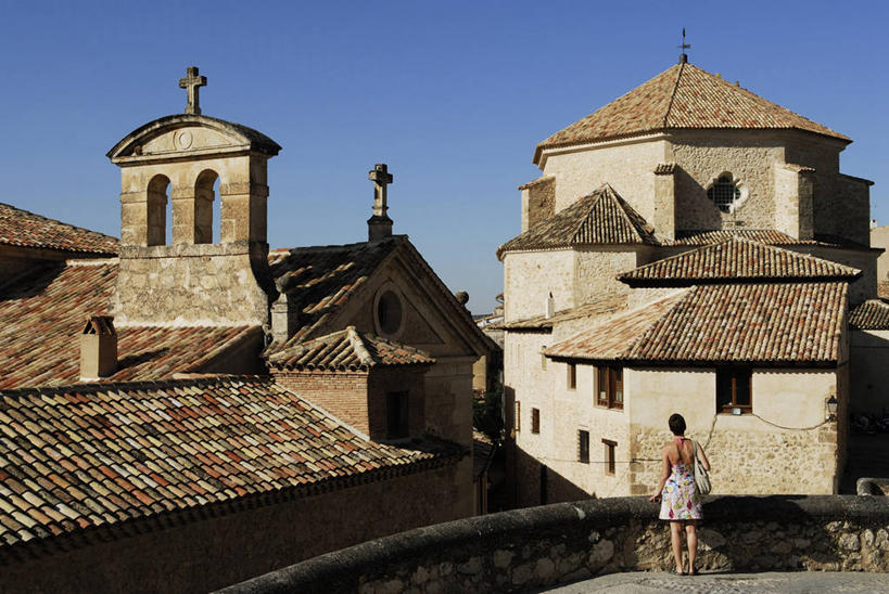 西方人,一个人,教堂,站,横图,室外,白天,旅游,度假,名胜古迹,窗户,标志建筑,地标,建筑,西班牙,欧洲,欧洲人,仅一个年轻女性,仅一个女性,仅一个人,行人,游客,游人,阴影,服装,节日,遗迹,光线,十字架,瓦片,影子,墙,屋顶,屋檐,顶棚,休闲装,古迹,文化,文物,娱乐,建设,古建筑,檐,路人,旅客,玻璃窗,墙壁,墙面,背面,衣服,蓝色,灰色,蓝天,天空,阳光,天,祈祷,站着,享受,休闲,健康,休闲服,旅游胜地,放松,许愿,宗教,服饰,信仰,晴朗,纪念,祈求,南欧,信念,古文明,万里无云,西班牙王国,卡斯蒂利亚,卡斯蒂利亚拉曼查,卡斯蒂利亚拉曼恰,拉曼查,拉曼恰,过客,昆卡省,昆卡,平安,年轻女性,女人,女性,白种人,晴空,晴空万里,站立,彩图,全身,大教堂,礼拜堂