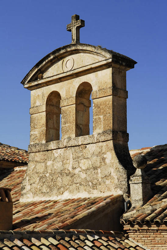 无人,教堂,竖图,室外,白天,仰视,旅游,度假,名胜古迹,标志建筑,地标,建筑,西班牙,欧洲,阴影,节日,遗迹,光线,十字架,瓦片,影子,墙,屋顶,屋檐,顶棚,古迹,文化,文物,娱乐,建设,古建筑,檐,墙壁,墙面,一个,蓝色,灰色,蓝天,天空,阳光,天,祈祷,享受,休闲,健康,旅游胜地,放松,许愿,宗教,信仰,晴朗,单个,纪念,祈求,南欧,信念,古文明,万里无云,西班牙王国,卡斯蒂利亚,卡斯蒂利亚拉曼查,卡斯蒂利亚拉曼恰,拉曼查,拉曼恰,昆卡省,昆卡,平安,晴空,晴空万里,彩图,低角度拍摄,大教堂,礼拜堂