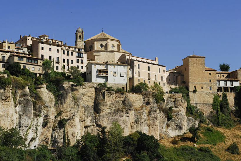 无人,家,横图,室外,白天,仰视,度假,草地,草坪,石头,美景,植物,城市风光,城市,西班牙,欧洲,阴影,光线,石子,瓦片,影子,房屋,墙,屋顶,屋檐,屋子,景观,悬崖,顶棚,娱乐,楼房,檐,墙壁,墙面,住宅,草,树,树木,蓝色,绿色,灰色,蓝天,天空,阳光,自然,天,享受,休闲,景色,放松,生长,晴朗,成长,南欧,万里无云,西班牙王国,绝壁,卡斯蒂利亚,卡斯蒂利亚拉曼查,卡斯蒂利亚拉曼恰,拉曼查,拉曼恰,昆卡省,昆卡,石块,岩石,晴空,晴空万里,彩图,低角度拍摄,房子