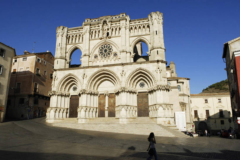 西方人,一个人,教堂,站,横图,室外,白天,仰视,旅游,度假,名胜古迹,窗户,门,标志建筑,道路,地标,建筑,路,西班牙,欧洲,欧洲人,仅一个年轻女性,仅一个女性,仅一个人,行人,游客,游人,阴影,服装,节日,遗迹,光线,影子,墙,小路,交通,休闲装,古迹,文化,文物,娱乐,建设,古建筑,路人,旅客,玻璃窗,墙壁,墙面,衣服,蓝色,白色,蓝天,天空,阳光,门框,天,祈祷,站着,享受,休闲,健康,休闲服,旅游胜地,放松,许愿,宗教,服饰,信仰,晴朗,纪念,祈求,南欧,信念,古文明,万里无云,西班牙王国,卡斯蒂利亚,卡斯蒂利亚拉曼查,卡斯蒂利亚拉曼恰,拉曼查,拉曼恰,过客,昆卡省,昆卡,平安,年轻女性,女人,女性,白种人,晴空,晴空万里,站立,彩图,低角度拍摄,全身,大教堂,礼拜堂