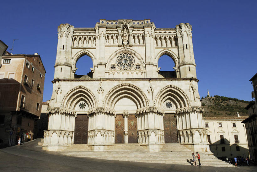 西方人,一个人,教堂,站,横图,室外,白天,仰视,旅游,度假,名胜古迹,窗户,门,标志建筑,道路,地标,建筑,路,西班牙,欧洲,欧洲人,仅一个年轻女性,仅一个女性,仅一个人,行人,游客,游人,阴影,服装,节日,遗迹,光线,影子,墙,小路,交通,休闲装,古迹,文化,文物,娱乐,建设,古建筑,路人,旅客,玻璃窗,墙壁,墙面,衣服,蓝色,白色,蓝天,天空,阳光,门框,天,祈祷,站着,享受,休闲,健康,休闲服,旅游胜地,放松,许愿,宗教,服饰,信仰,晴朗,纪念,祈求,南欧,信念,古文明,万里无云,西班牙王国,卡斯蒂利亚,卡斯蒂利亚拉曼查,卡斯蒂利亚拉曼恰,拉曼查,拉曼恰,过客,昆卡省,昆卡,平安,年轻女性,女人,女性,白种人,晴空,晴空万里,站立,彩图,低角度拍摄,全身,大教堂,礼拜堂