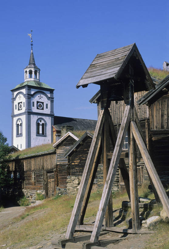 无人,教堂,竖图,室外,白天,正面,旅游,度假,名胜古迹,标志建筑,地标,建筑,挪威,欧洲,阴影,节日,遗迹,时间,光线,时钟,瓦片,影子,墙,屋顶,屋檐,钟楼,计时,顶棚,古迹,文化,文物,娱乐,建设,古建筑,檐,架子,墙壁,墙面,蓝色,白色,蓝天,天空,阳光,钟表,天,祈祷,享受,休闲,健康,表,旅游胜地,放松,许愿,宗教,信仰,晴朗,纪念,支撑,祈求,固定,斯堪的纳维亚,北欧,斯堪的那维亚,斯堪的那维亚半岛,斯堪的纳维亚半岛,信念,古文明,万里无云,塔钟,挪威王国,勒罗斯,南特伦德拉格,南特伦德拉格郡,平安,钟,晴空,晴空万里,彩图,大教堂,礼拜堂