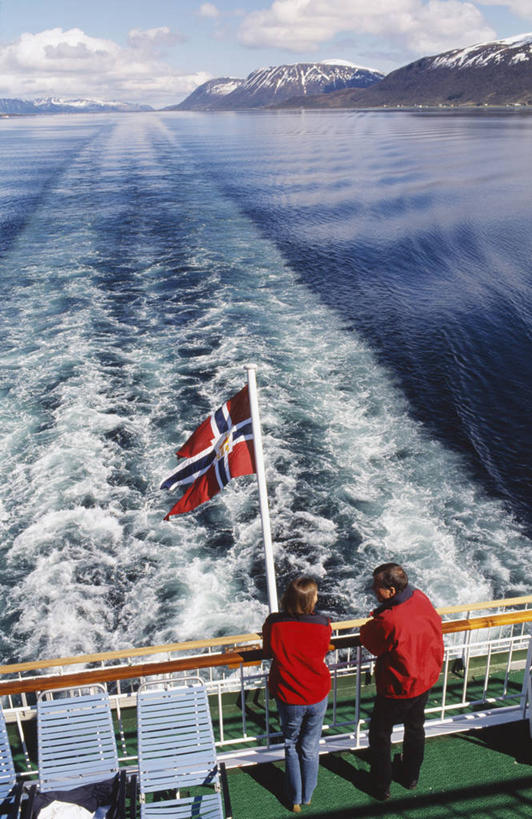 西方人,两个人,栏杆,站,交叉,竖图,俯视,室外,白天,旅游,度假,海浪,海洋,美景,船,旗帜,国旗,挪威,欧洲,欧洲人,一面,一艘,行人,游客,游人,撑,阴影,波纹,飞溅,条纹,服装,溅,光线,十字架,液体,影子,景观,浪花,水滴,云,云朵,围栏,云彩,注视,休闲装,娱乐,护栏,路人,旅客,水珠,衣服,红色,蓝色,白色,白云,蓝天,水纹,天空,阳光,自然,海水,船尾波,交通工具,波浪,天,观察,看,站着,享受,休闲,休闲服,景色,放松,服饰,晴朗,观看,察看,撑着,斯堪的纳维亚,关注,喷洒,自然风光,载具,北欧,斯堪的那维亚,斯堪的那维亚半岛,斯堪的纳维亚半岛,货船,海景,相交,交集,挪威王国,过客,诺尔兰,诺尔兰郡,男人,男性,年轻男性,年轻女性,女人,女性,白种人,旗,大海,风浪,海,海水的波动,近岸浪,涌浪,晴空,站立,彩图,高角度拍摄,全身,商船,挪威国旗