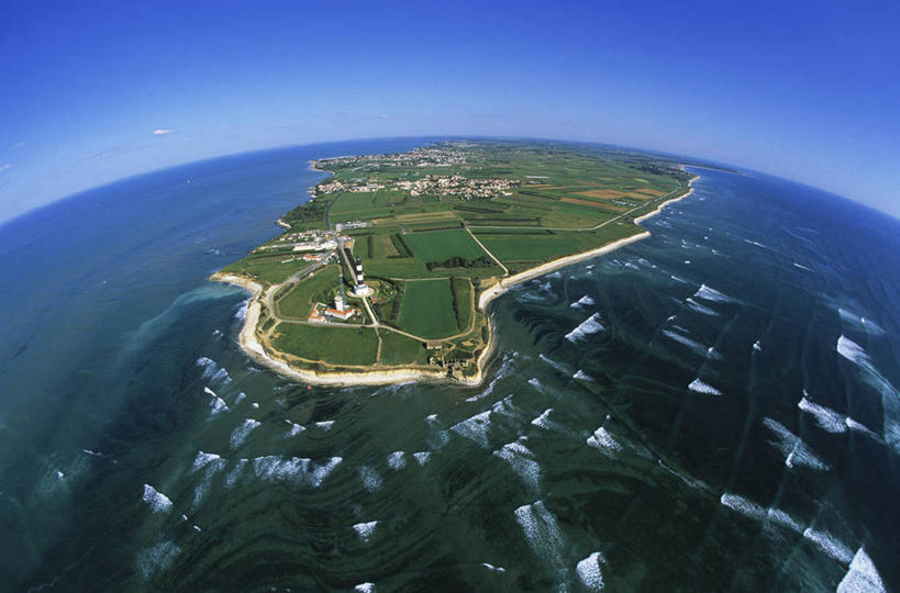 无人,家,横图,俯视,航拍,室外,白天,广角镜头,鱼眼镜头,旅游,度假,草地,草坪,岛屿,海浪,海洋,美景,沙滩,植物,法国,欧洲,阴影,光线,沙子,影子,房屋,屋子,岛,海岸,景观,浪花,水平线,辽阔,海平线,沙地,娱乐,楼房,住宅,草,树,树木,蓝色,绿色,蓝天,天空,阳光,自然,海水,天,享受,休闲,广阔,景色,放松,生长,晴朗,成长,一望无际,西欧,鸟瞰,法兰西,自然风光,海景,万里无云,法兰西共和国,法兰西第五共和国,无边无际,一马平川,普瓦图.夏朗德,普瓦图.夏朗德大区,滨海夏朗德省,大海,风浪,海,海水的波动,海滩,近岸浪,列岛,群岛,涌浪,诸岛,晴空,晴空万里,彩图,高角度拍摄,房子,奥莱龙岛,欧雷翁岛,水天相接,水天一线