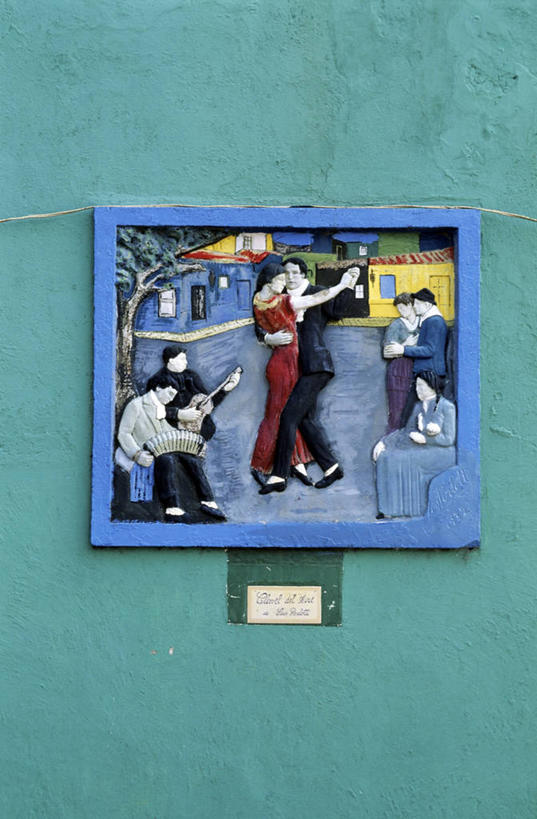 西方人,无人,四个人,站,坐,竖图,室外,特写,白天,正面,跳舞,绘画,静物,阿根廷,欧洲,欧洲人,阴影,服装,艺术,光线,影子,墙,古典,休闲装,文化,墙壁,墙面,一个,衣服,绿色,阳光,工艺品,品味,站着,休闲,休闲服,南美,服饰,单个,美术,南美洲,高雅,拉丁美洲,挂画,美洲,舞姿,美学,亚美利加洲,南亚美利加洲,阿根廷共和国,男人,男性,年轻男性,年轻女性,女人,女性,白种人,装饰画,站立,坐着,彩图,全身,舞蹈,布宜诺斯艾利斯省