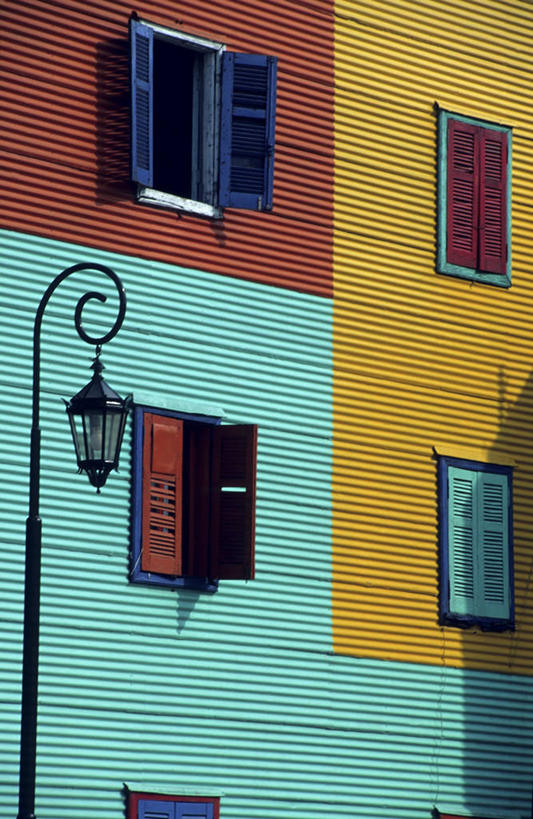 无人,家,竖图,室外,白天,正面,度假,美景,窗户,城市风光,城市,路灯,照明,阿根廷,阴影,条纹,光线,影子,房屋,墙,屋子,景观,灯光,娱乐,楼房,玻璃窗,墙壁,墙面,住宅,灯,一个,黄色,红色,蓝色,阳光,四个,享受,休闲,景色,南美,放松,单个,照亮,南美洲,照明设备,拉丁美洲,美洲,亚美利加洲,南亚美利加洲,阿根廷共和国,彩图,房子,布宜诺斯艾利斯省